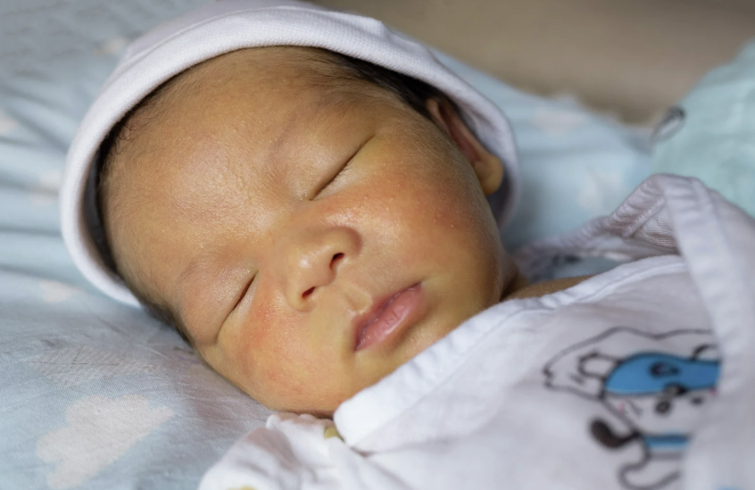ASI pertama berwarna kuning, kolostrum adalah, manfaat kolostrum untuk bayi, apakah kolostrum harus dibuang, Bunda, si Kecil